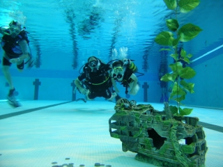  El bautismo se sumergió en una piscina.jpg 